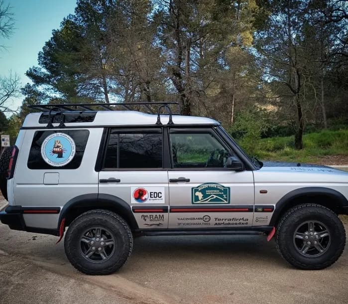 Estibadores del puerto de Barcelona participan en la Chatarras Raid Solidario 2025