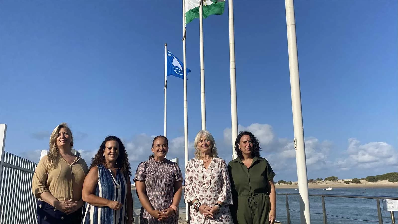 El puerto deportivo de Sancti Petri iza su Bandera Azul por su calidad ambiental y sus servicios