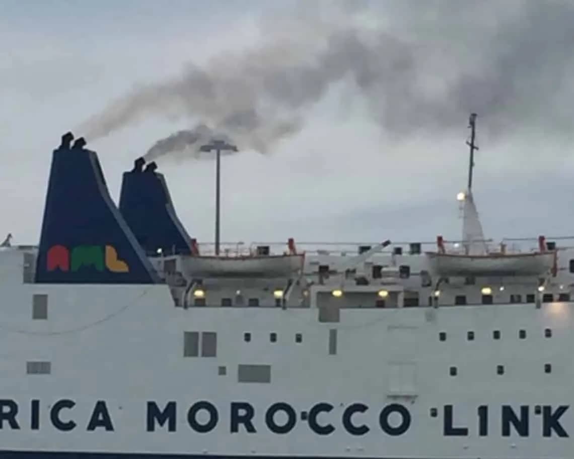 Intensa humareda provocada por dos ferris de bandera marroquí