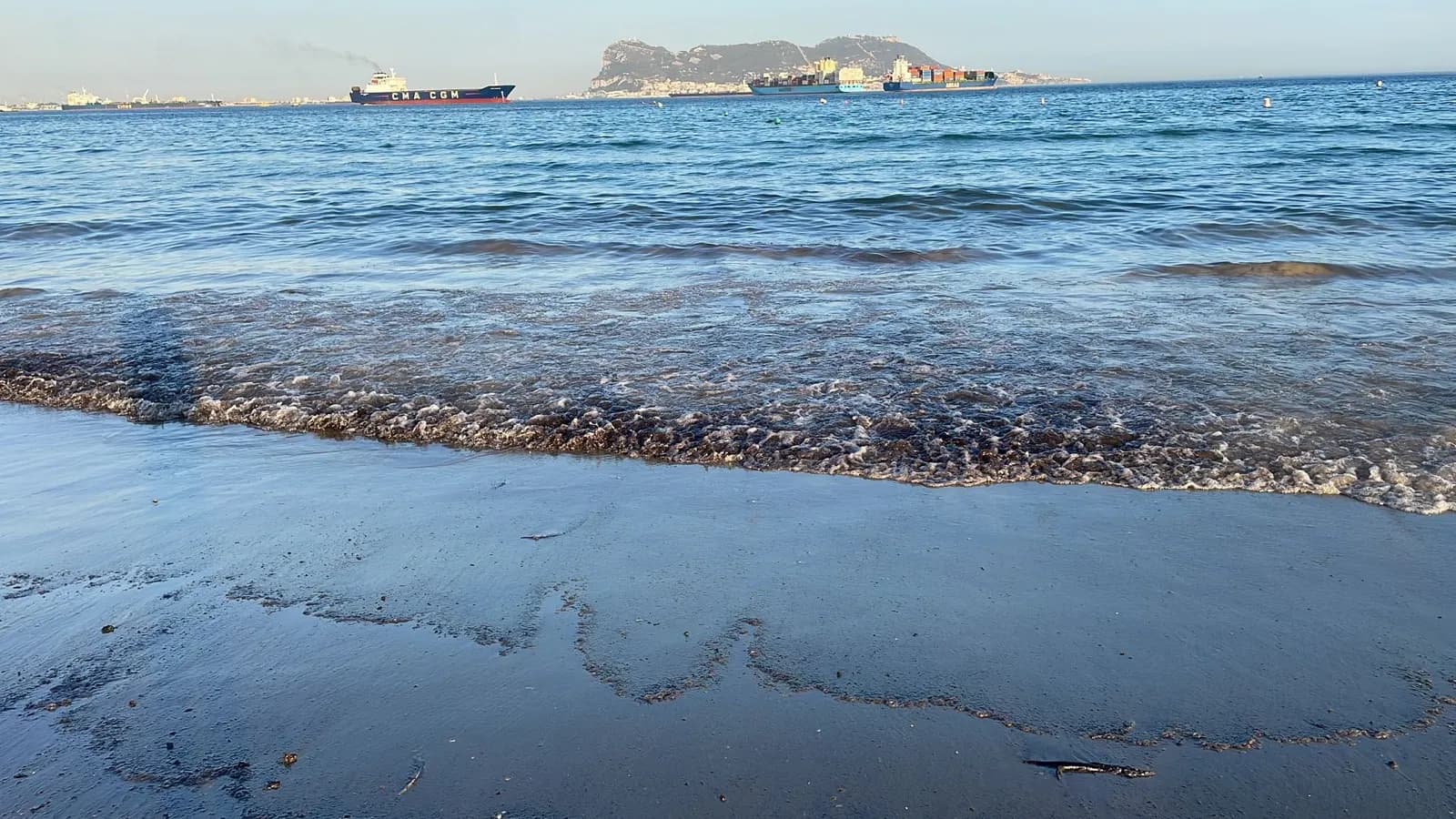 El vertido del OS 35 alcanza la costa de Algeciras