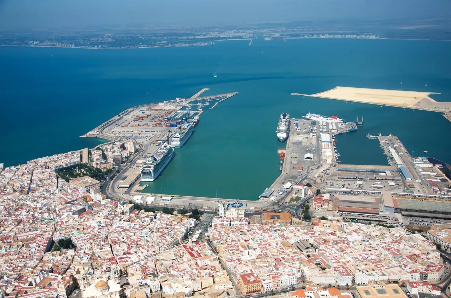 El Estudio de Impacto Ambiental del proyecto del dragado de profundización de la canal del Puerto de Cádiz, a información pública