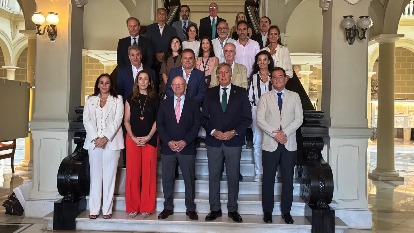 La Cámara de Comercio de Málaga reúne a su Comité Ejecutivo en el puerto y estrecha la relación con las empresas