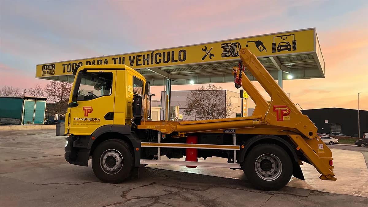 Grupo Piedra incorpora un nuevo camión portacontenedores de obra a la flota de Transpiedra