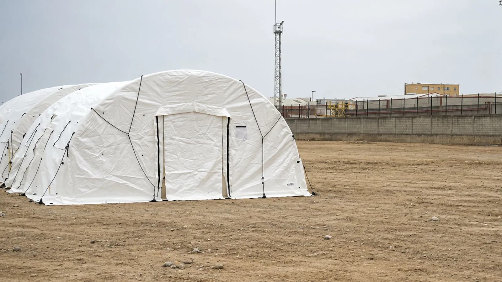 La Audiencia Nacional permite continuar con el campamento para migrantes en el Puerto de Ceuta