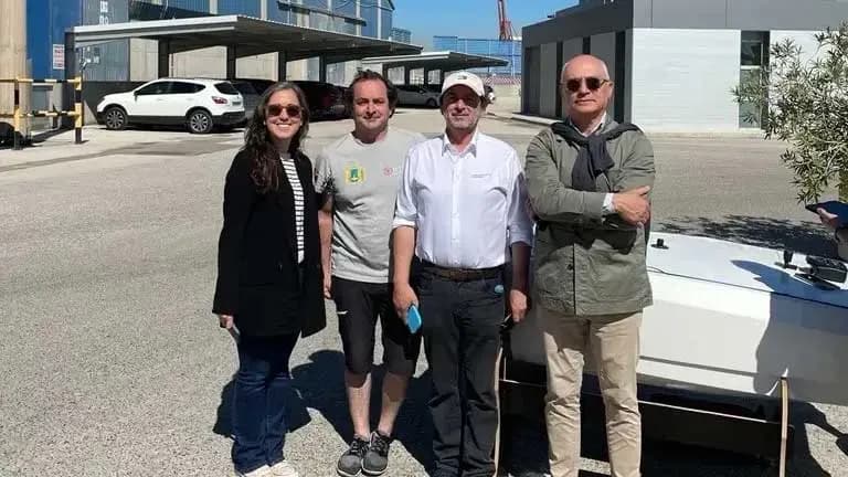 Valenciaport acoge las pruebas de un prototipo de embarcación hydrofoil autónoma no tripulada