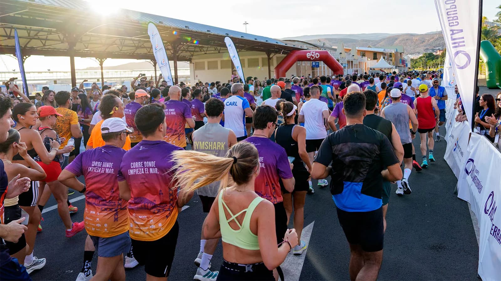 Más de 2.000 personas participan en la primera carrera al atardecer del Puerto de Almería