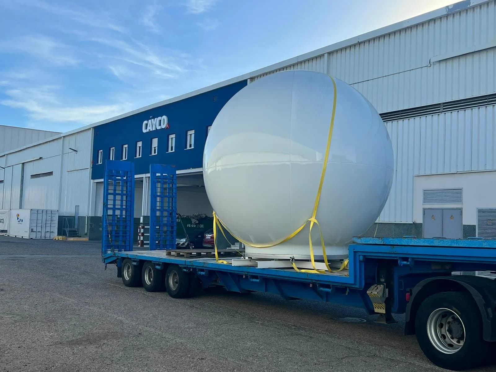 Cayco lleva a cabo una operativa especial para el transporte de un satélite de crucero en la Zona Franca de Cádiz