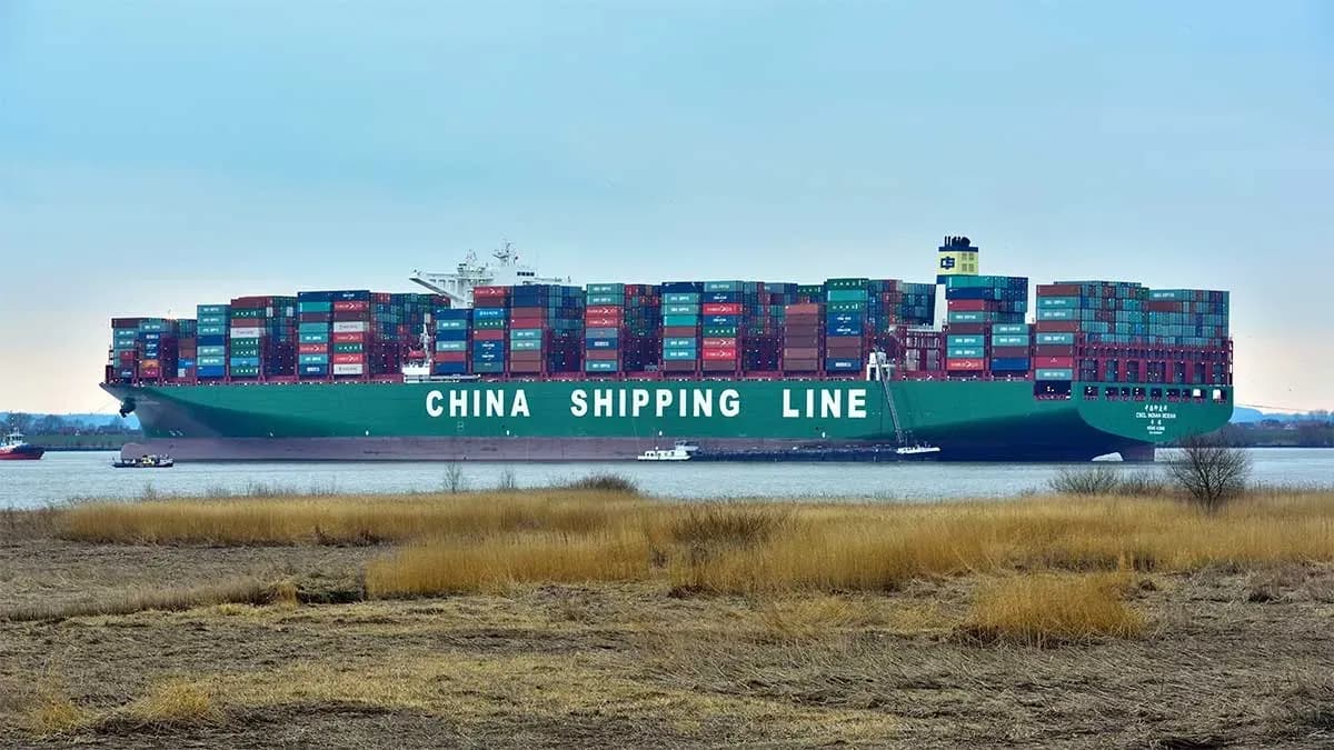 Dos megabuques portacontenedores de COSCO logran cruzar el estrecho de Ormuz tras un primer intento fallido