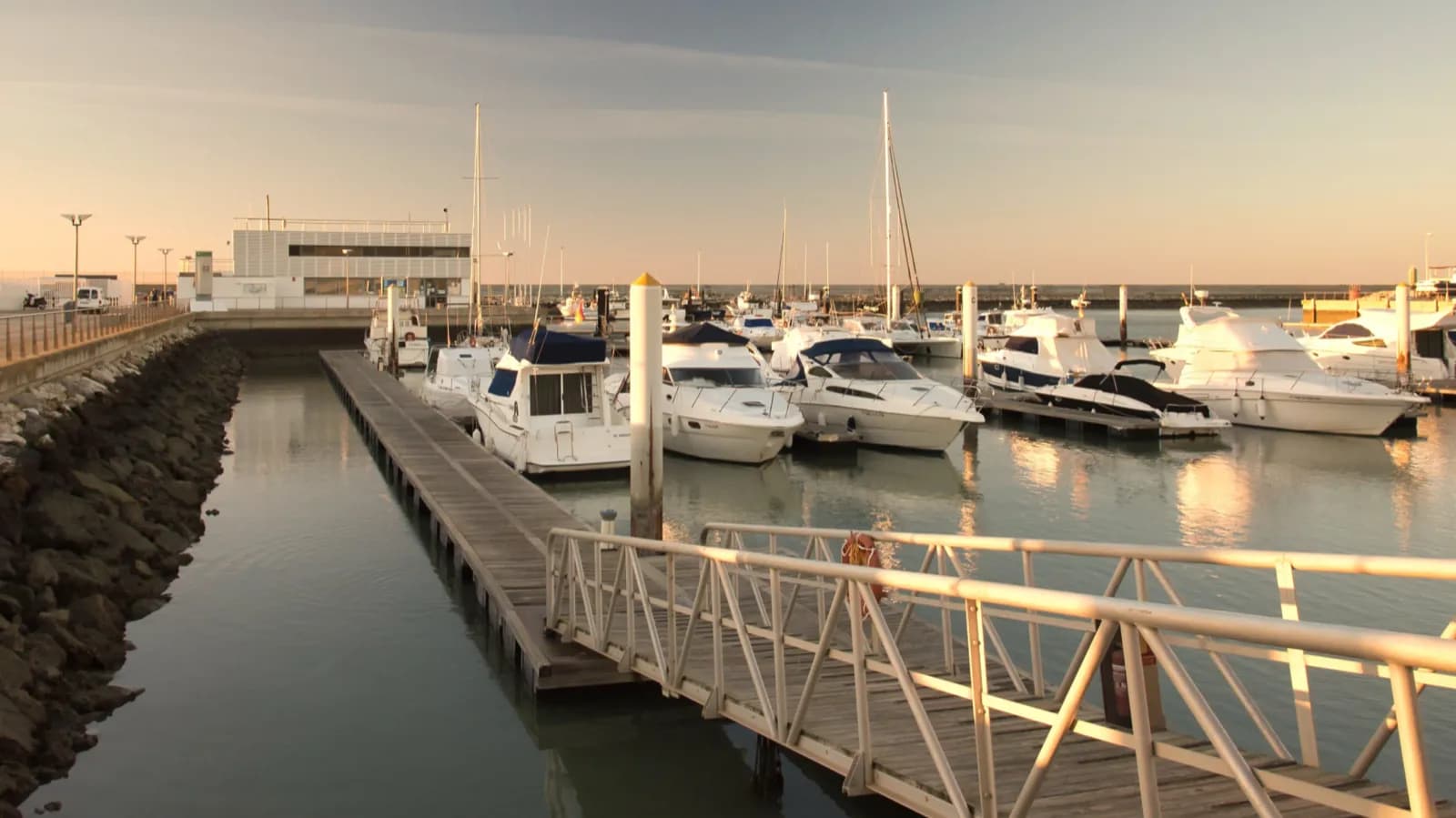 La Junta de Andalucía licita las obras de urbanización del Muelle Gourmet en el puerto de Chipiona