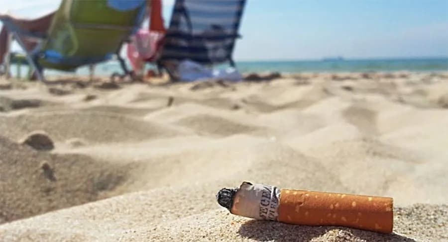 Un estudio de la UCA desvela que las colillas son el residuo más abundante de las playas de la provincia