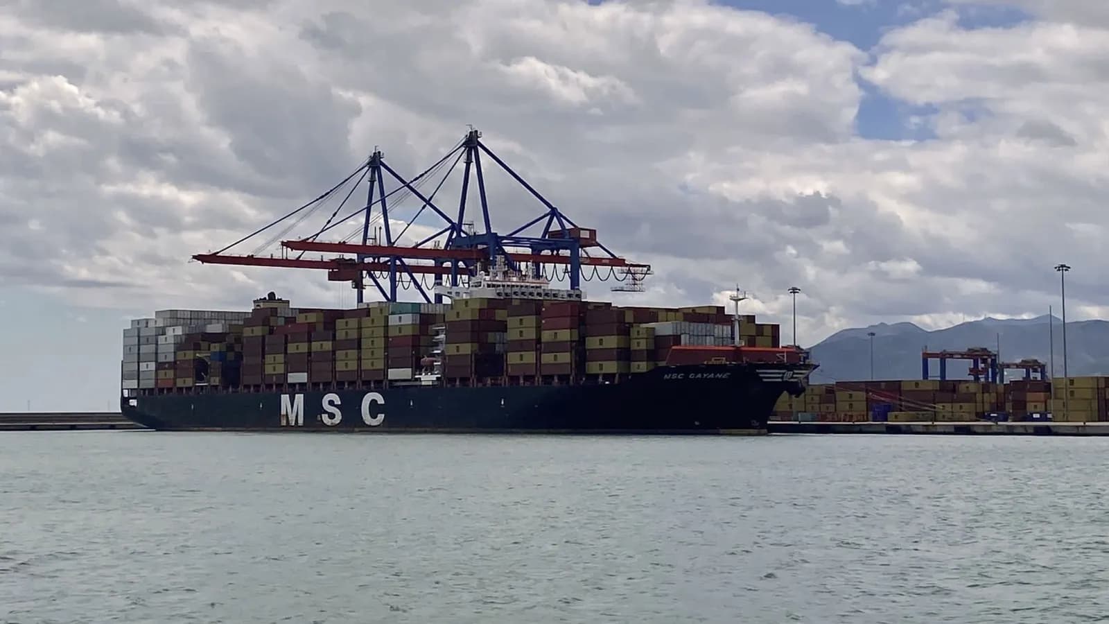 Intensa semana de movimiento de contenedores en el puerto de Málaga