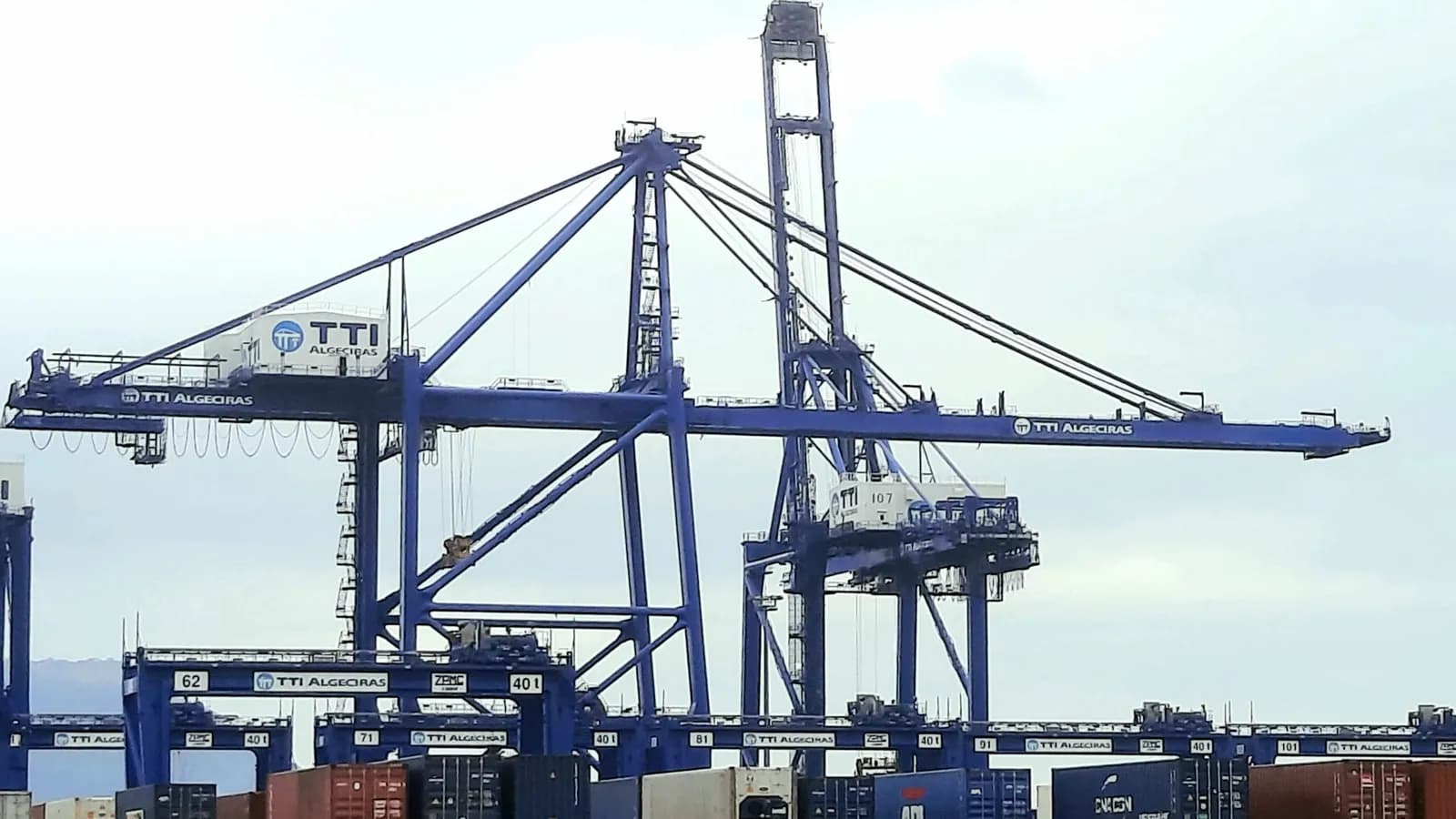 TTIA traslada la primera grúa recrecida en la terminal del puerto de Algeciras
