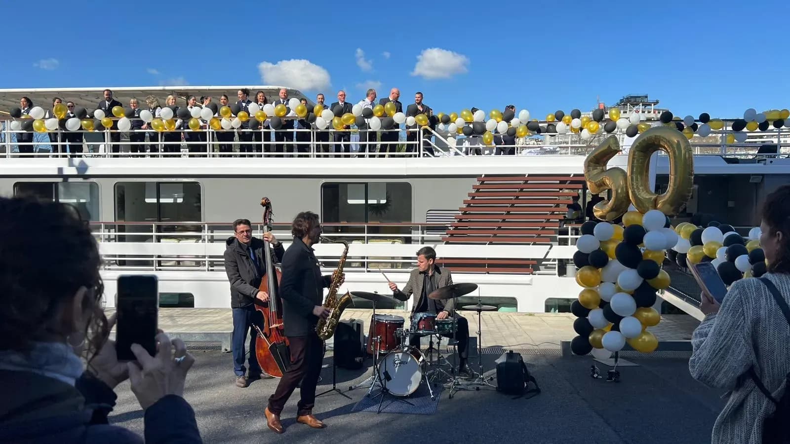 CroisiEurope inaugura en París su primer barco de ruedas de palas en el Sena
