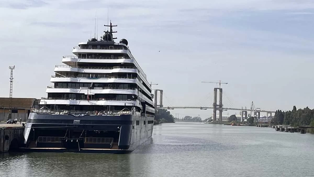 El crucero «Evrima» de Ritz-Carlton realiza su primera escala en el puerto de Sevilla