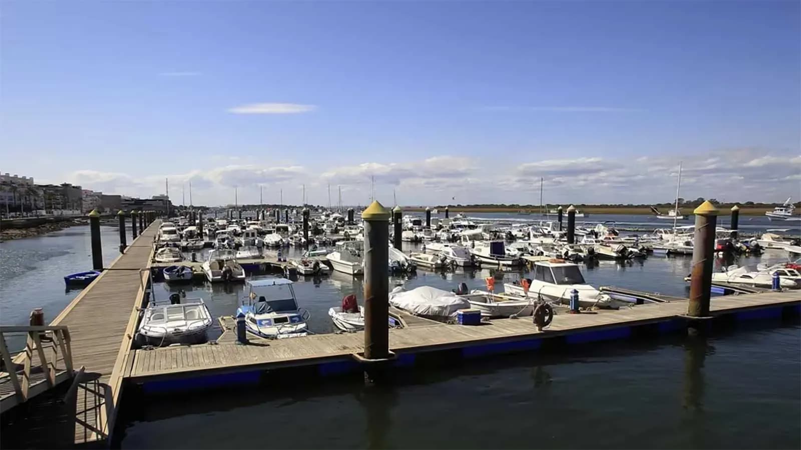 La Junta de Andalucía licita por 1,9 millones las obras de remodelación del sistema de barreras antioleaje de la dársena deportiva de Punta Umbría