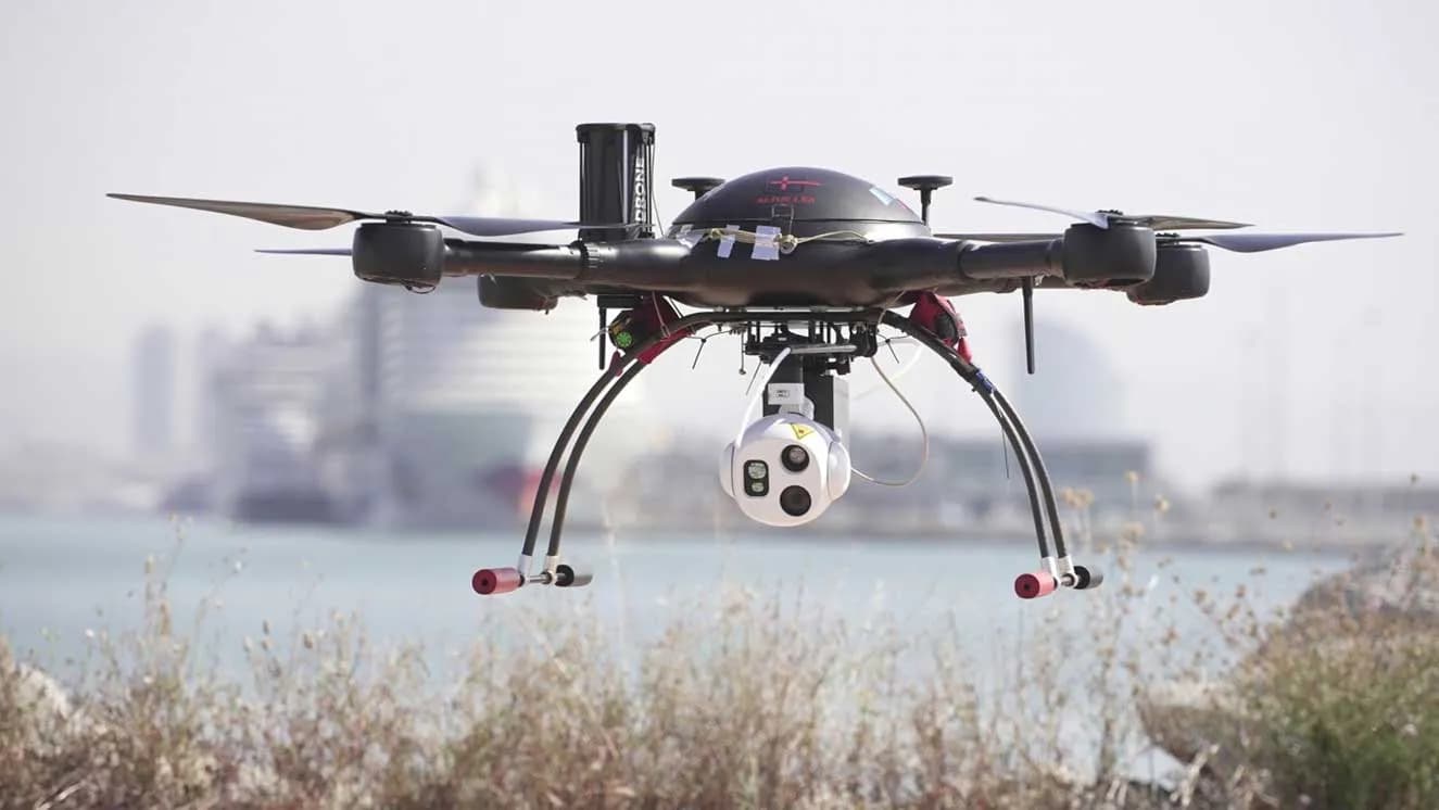 El Puerto de Barcelona y la EMSA emplean un dron para controlar las emisiones de barcos en aguas portuarias