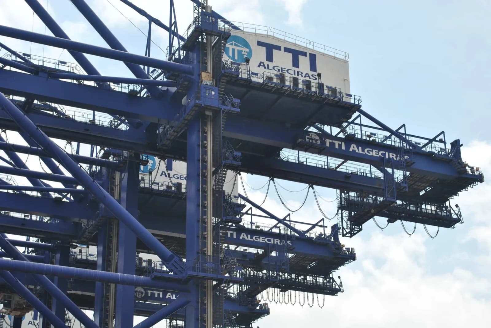 Huelga en la empresa que mantiene las grúas de TTIA