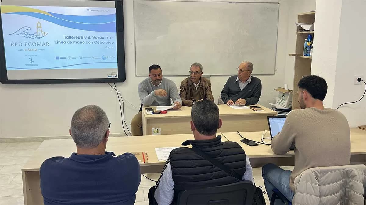 Red Ecomar Cádiz celebra en Tarifa dos talleres sobre la pesquería de la voracera y la línea de mano con cebo vivo