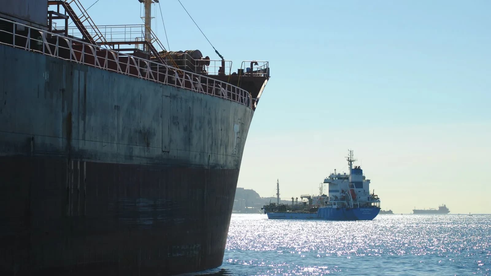 La emisión de gases de efecto invernadero del transporte marítimo cayó un 12% en el Estrecho durante el confinamiento