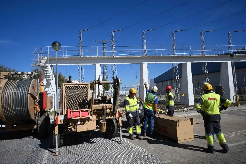 Endesa inicia los trabajos de sustitución del cableado de las torres de la Bahía de Cádiz
