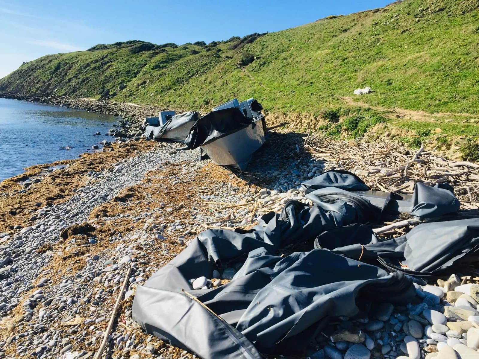 Restos de basura se acumulan en el Parque Natural del Estrecho