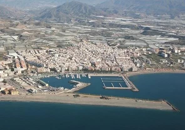 La Junta de Andalucía adjudica las obras de mejora del puerto pesquero de Adra