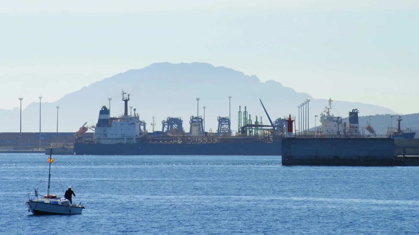 La Capitanía Marítima del puerto de Algeciras mantiene su «férreo marcaje» al azufre de los combustibles