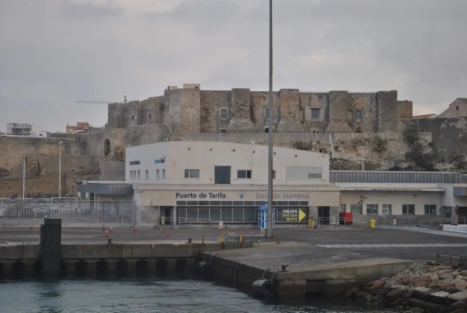 El puerto de Tarifa vuelve a sufrir cancelaciones por el temporal en el Estrecho