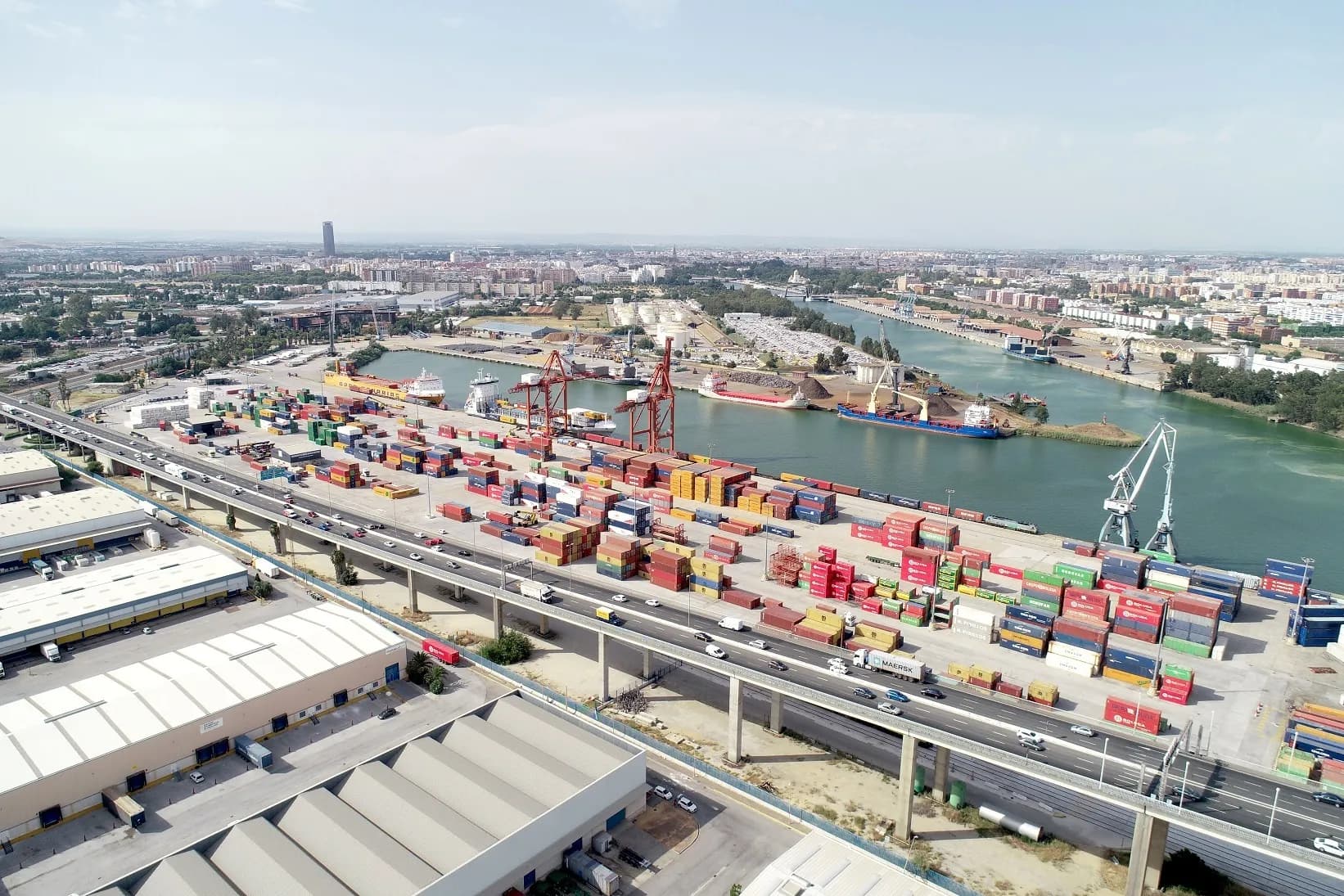 La Autoridad Portuaria de Sevilla y la terminal de contenedores firman un convenio para garantizar la excelencia ambiental en toda la operativa