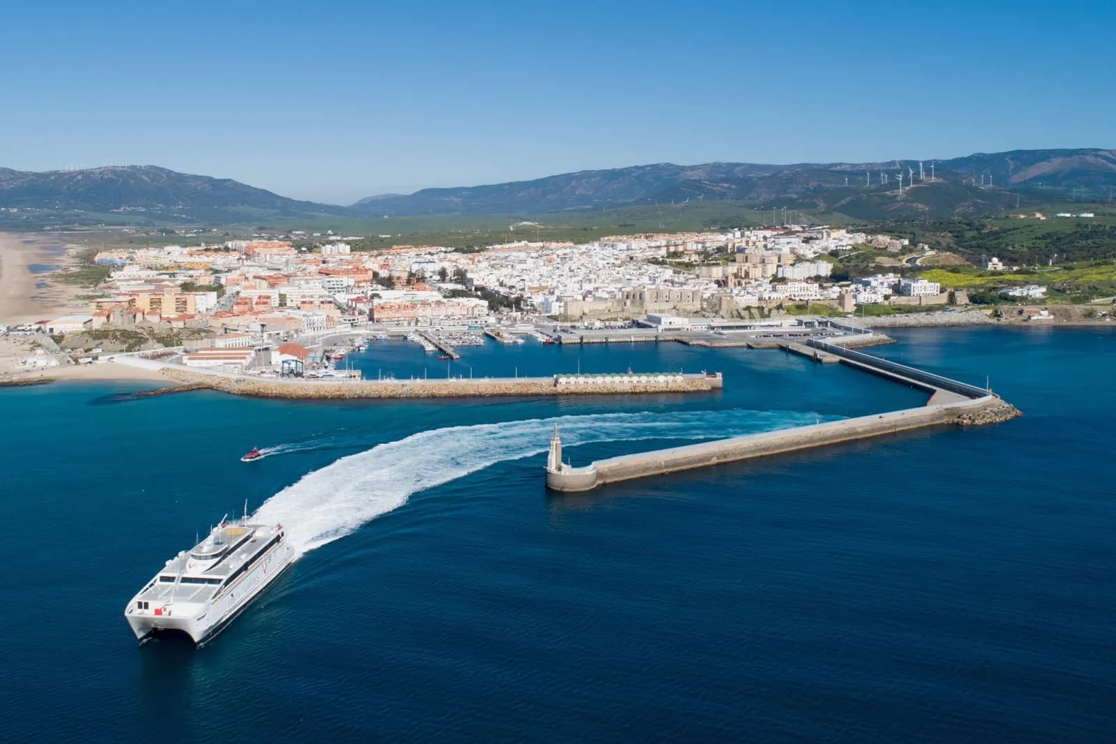 El Puerto de Tarifa contará con conexión eléctrica en sus muelles a partir de 2025
