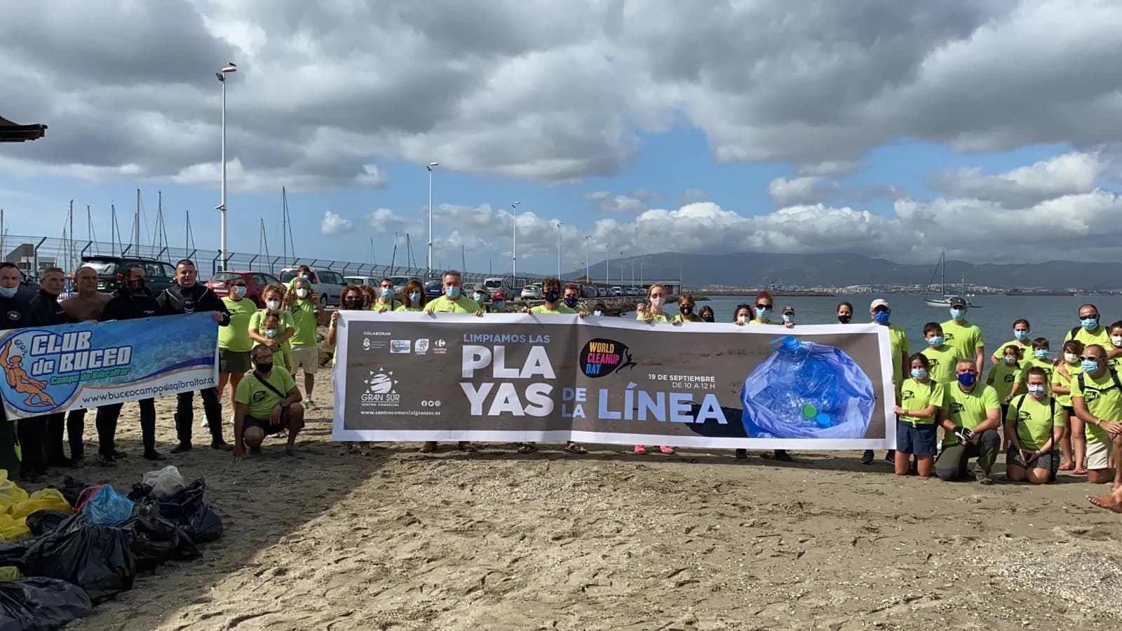 Recogida una tonelada de residuos y 10.500 colillas en la playa de Poniente de La Línea
