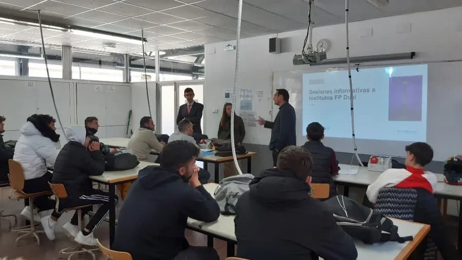 Endesa favorece el empleo colaborando con institutos de FP Dual