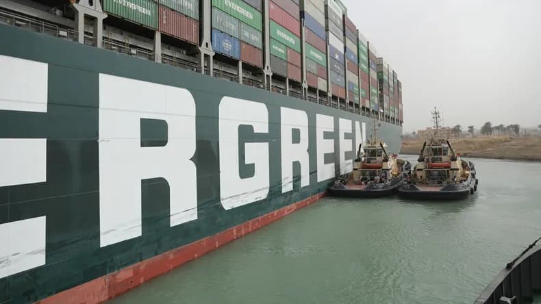 Reflotan parcialmente el buque varado seis días en canal de Suez