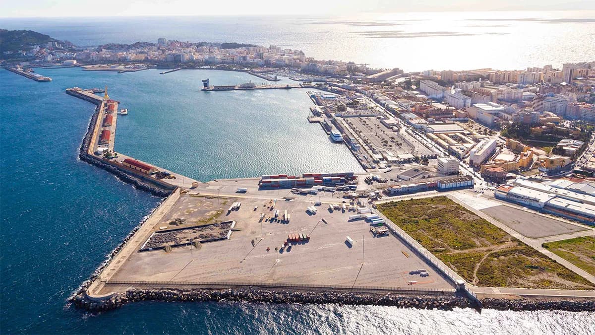 El Puerto de Ceuta recibe una solicitud para ocupar una parcela destinada a la logística de vehículos