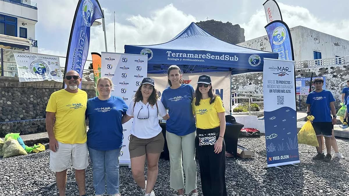 Fred. Olsen Express moviliza a 200 personas en una jornada de limpieza de la playa de Agaete
