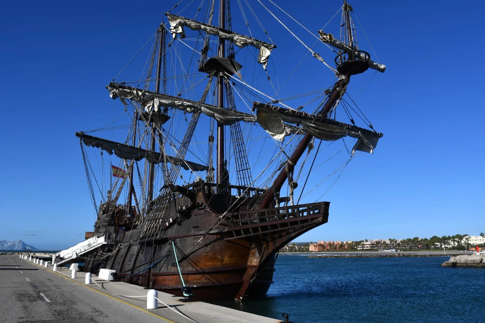 El galeón Andalucía llega al puerto de Sotogrande