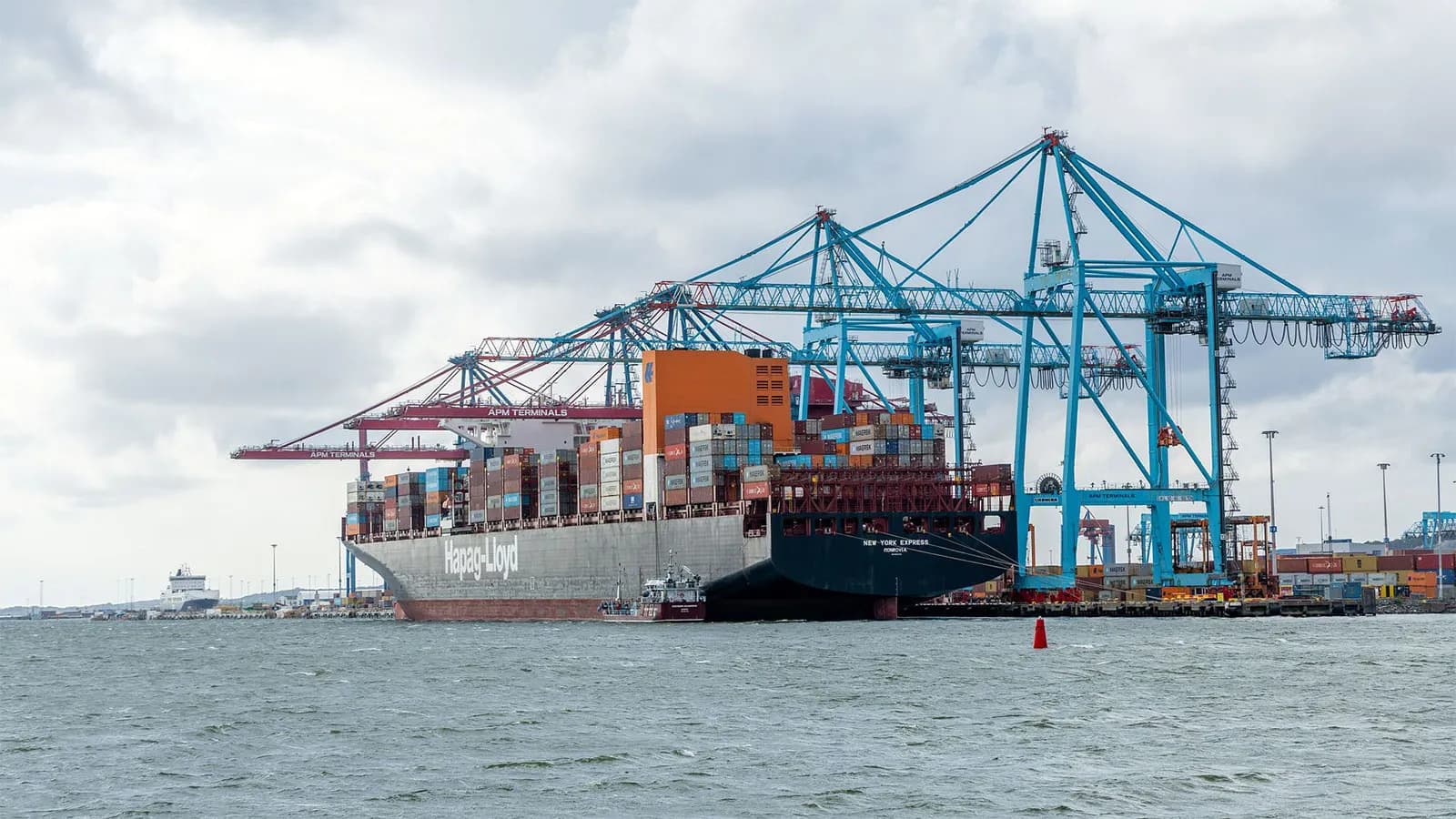 The Port of Gothenburg maintains a record container traffic and increases vehicle management by 17%