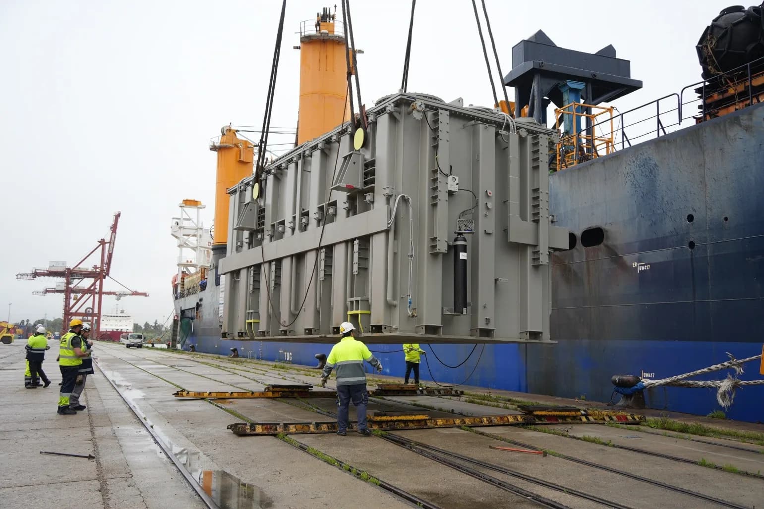 El Puerto de Sevilla gestiona una nueva operativa de tráfico singular con el desembarque de un transformador de potencia