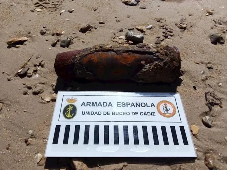 La Armada realiza intervenciones de neutralización de explosivos en playas de San Fernando y Chiclana