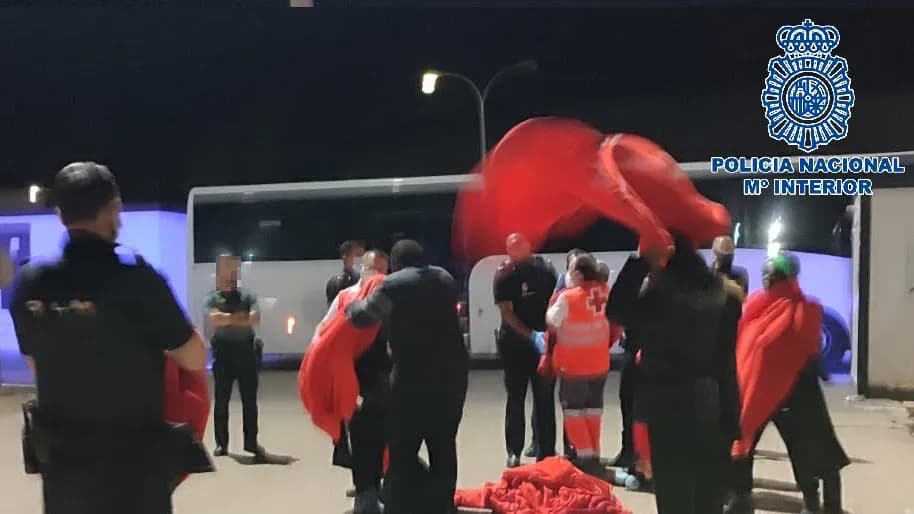 Trasladados al CATE de San Roque 25 inmigrantes rescatados en alta mar