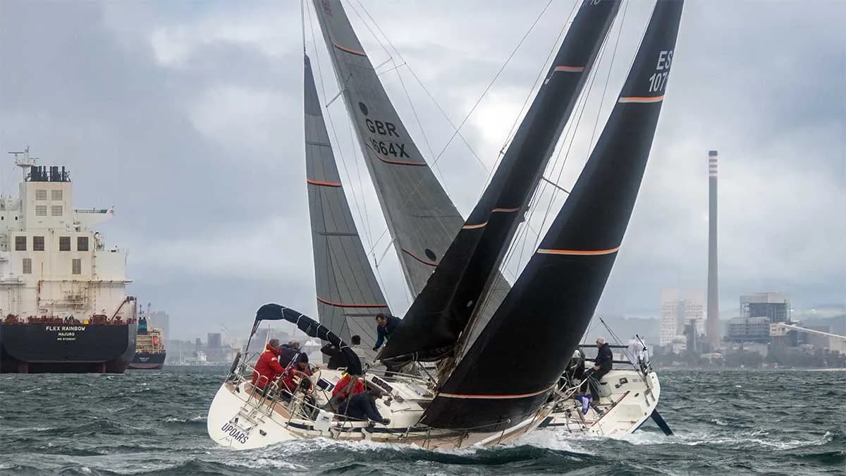 El Poniente condiciona la segunda regata del Interclubs del Estrecho