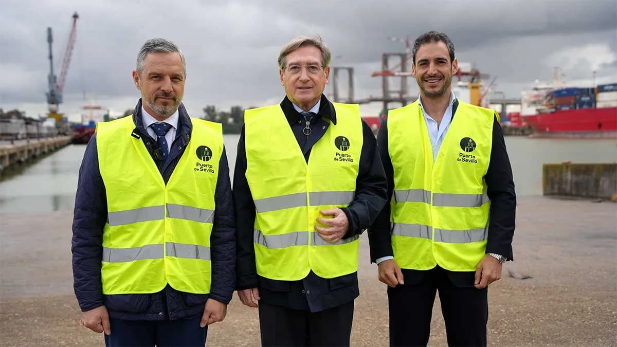 El Puerto de Sevilla recibe al diputado Juan Bravo para conocer su logística portuaria