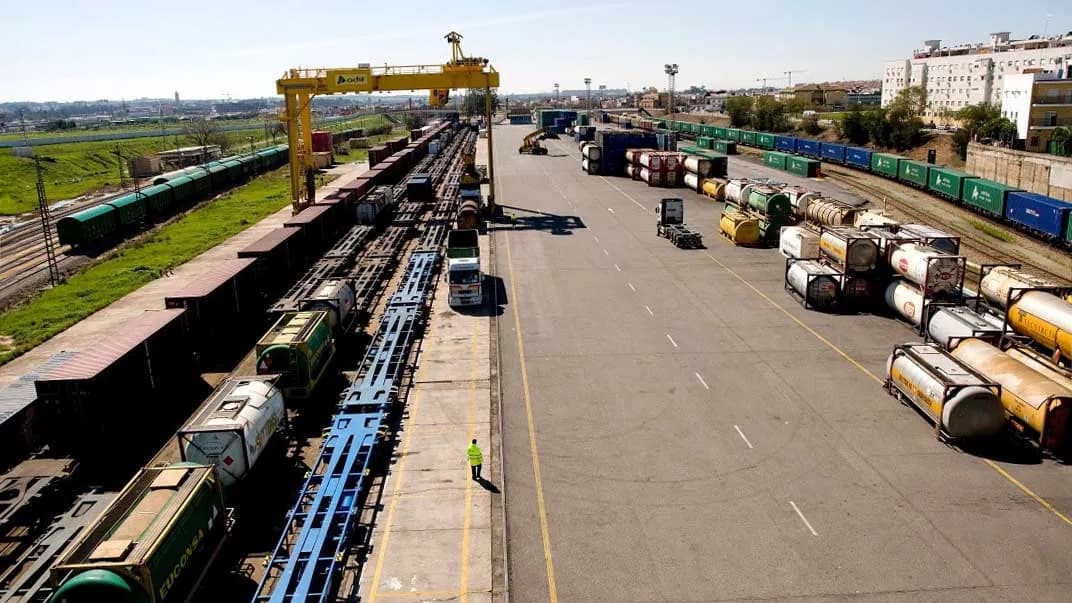 Adif inicia la renovación de las principales vías de la terminal de mercancías de La Negrilla en Sevilla