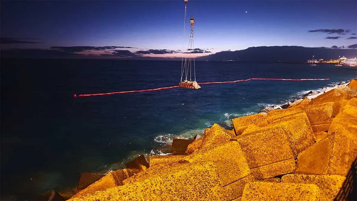 El puerto de Los Cristianos inicia la colocación nocturna de bloques para consolidar el dique exterior