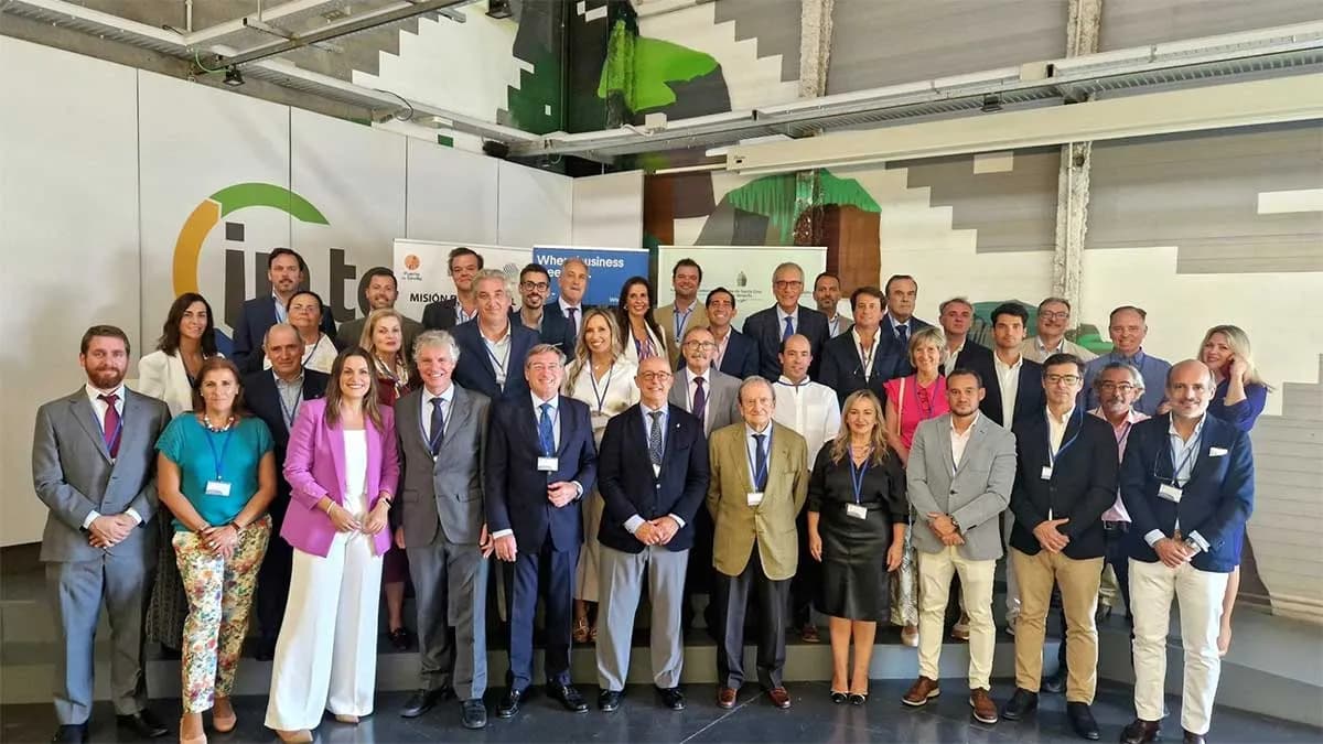 Sevilla refuerza su papel como enlace logístico entre la Península y Canarias