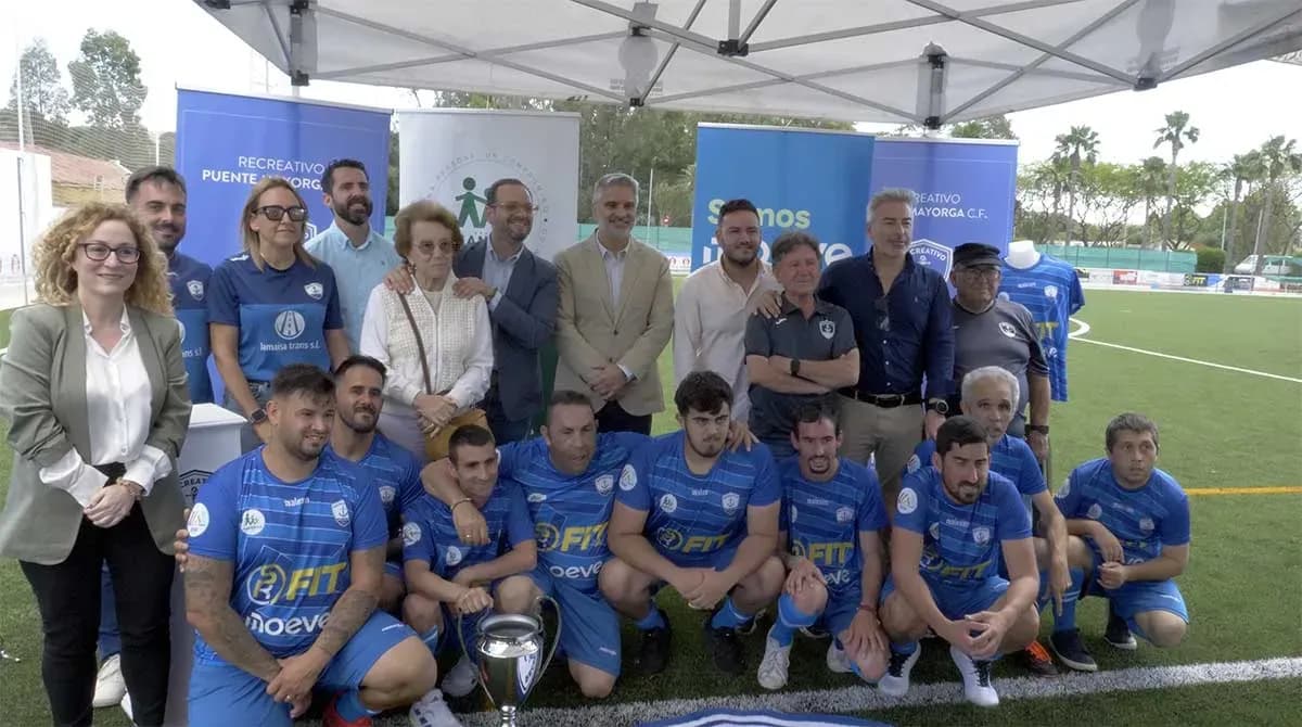 Moeve, colaborador del equipo inclusivo del Recreativo Puente Mayorga, celebra con el club el título de campeón en su primer año de competición