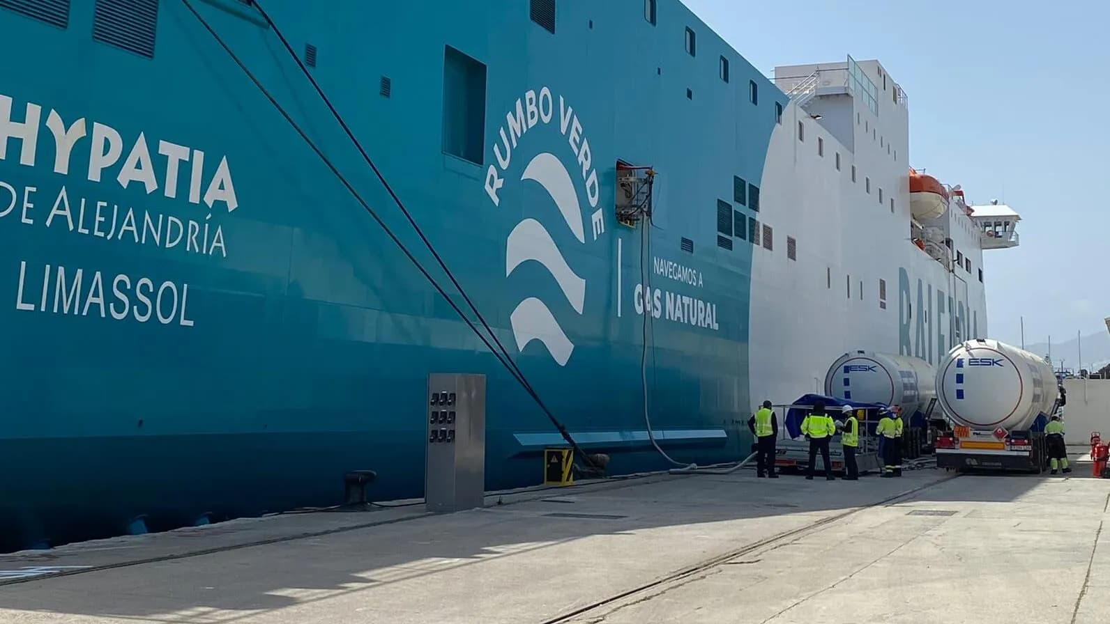 El Puerto de Motril mejora su estrategia medioambiental con el suministro de GNL en sus muelles