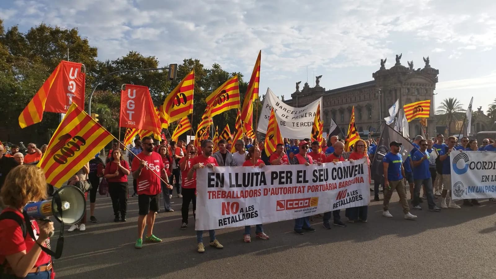 La plantilla del Puerto de Barcelona mantiene las movilizaciones contra los recortes salariales