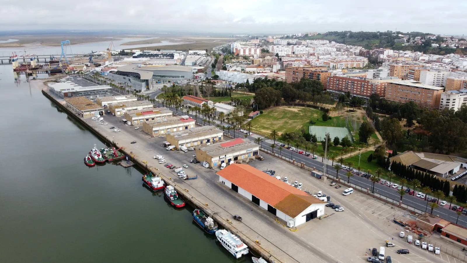 Formalizado el contrato para las obras de derribo de la antigua fábrica de hielo en el Muelle de Levante de Huelva