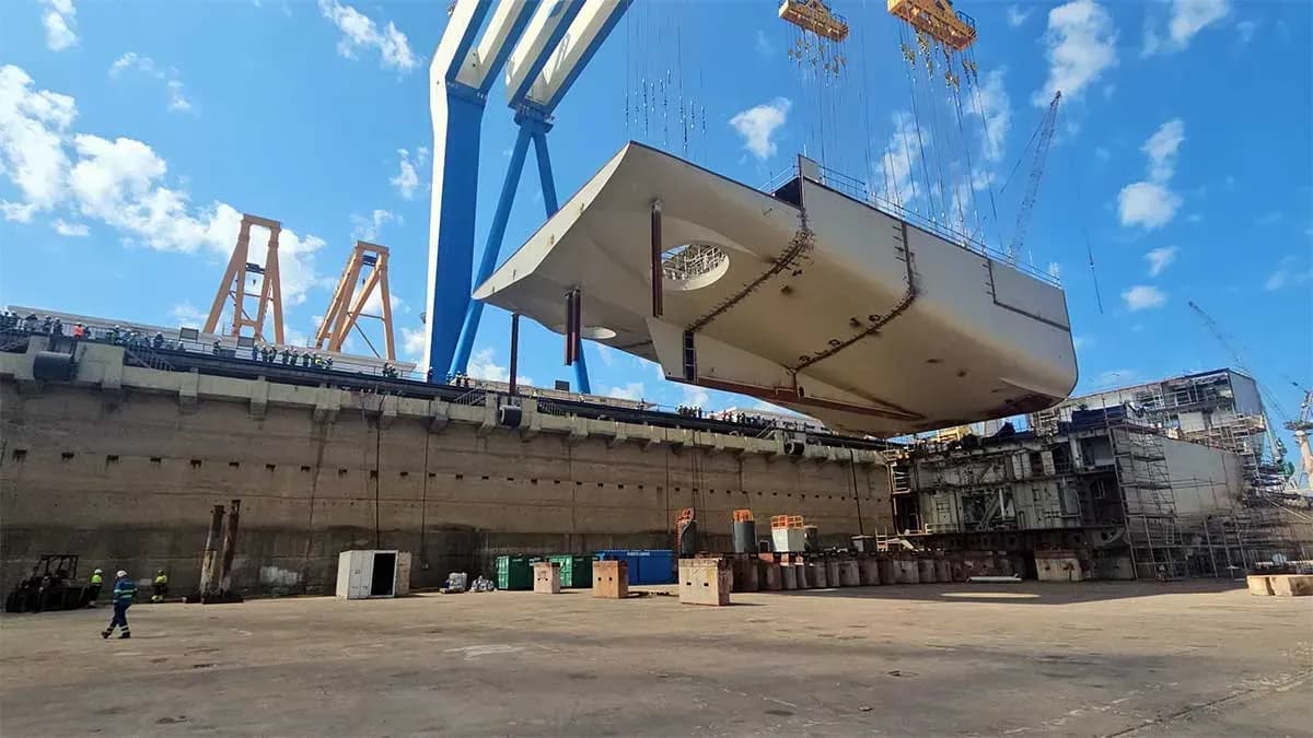 Navantia Puerto Real baja al dique la macroestructura principal del buque de intervención subacuática BAM-IS